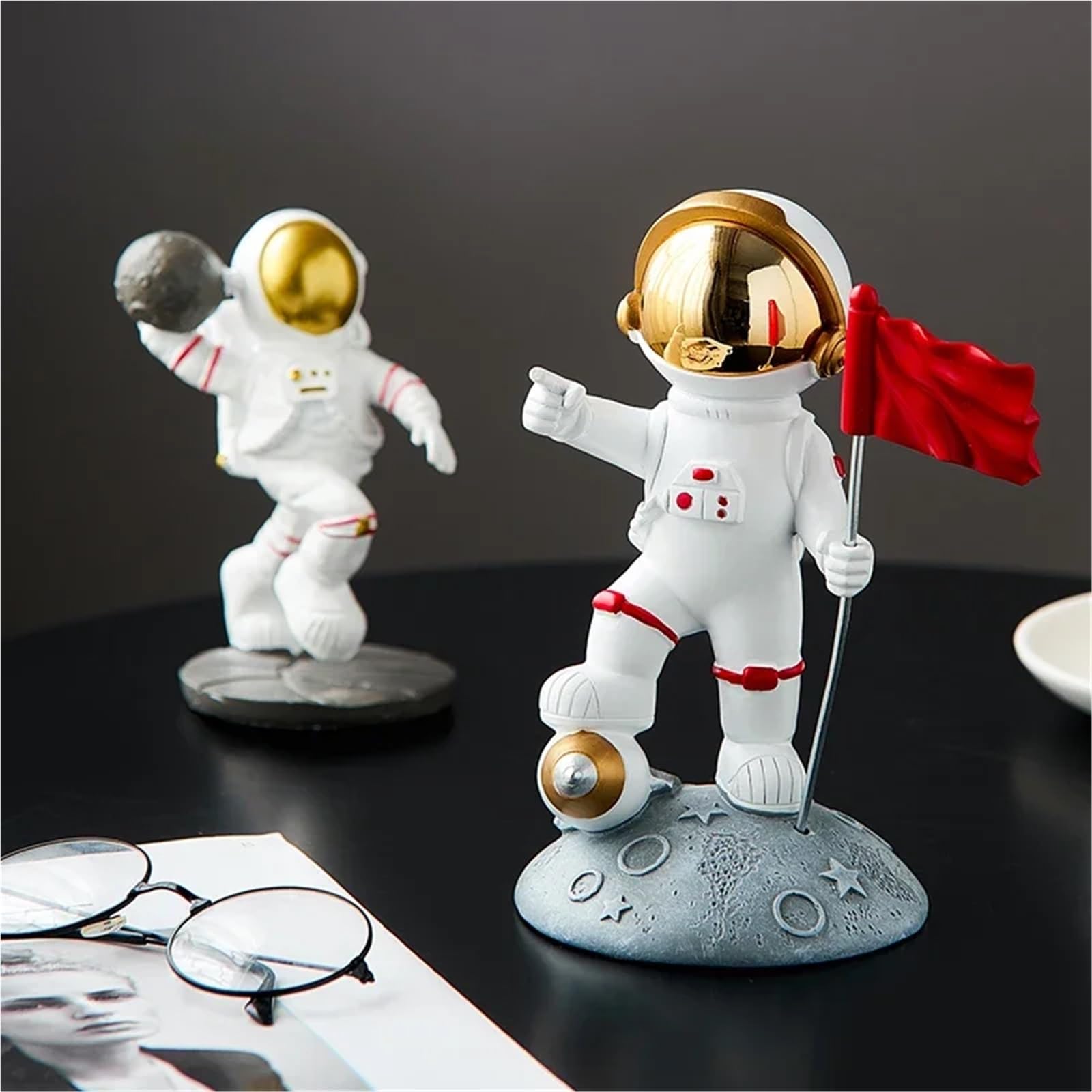Figura de astronauta de resina de estilo moderno, estatua de astronauta, escultura de hombre espacial, modelo de decoración para el hogar, escritorio, para niños, interesante