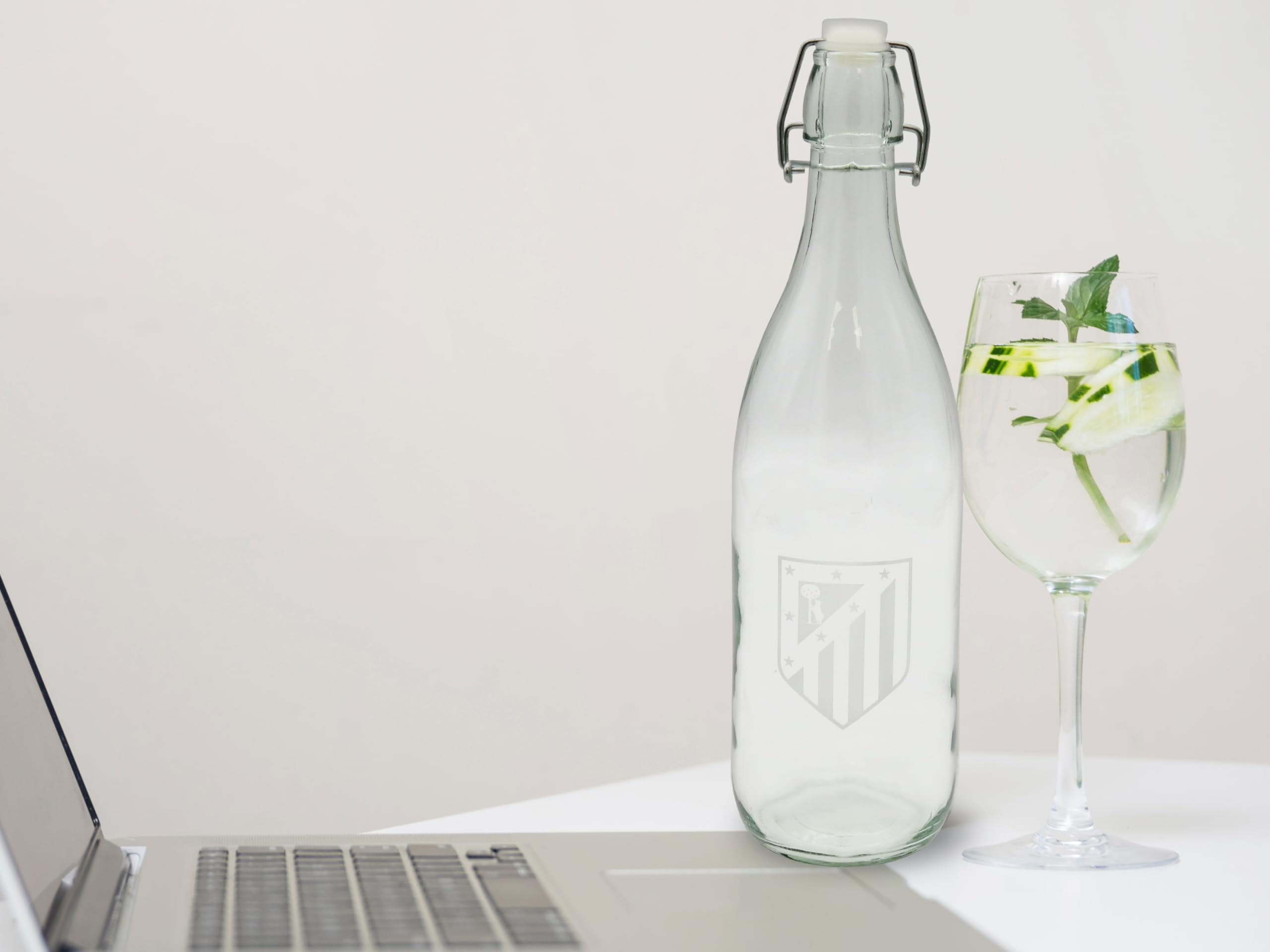 CYPBRANDS Atlético de Madrid, Botella de Agua, Botella de Vidrio, Capacidad 1 L, Transparente, Escudo Atlético de Madrid, Producto Oficial