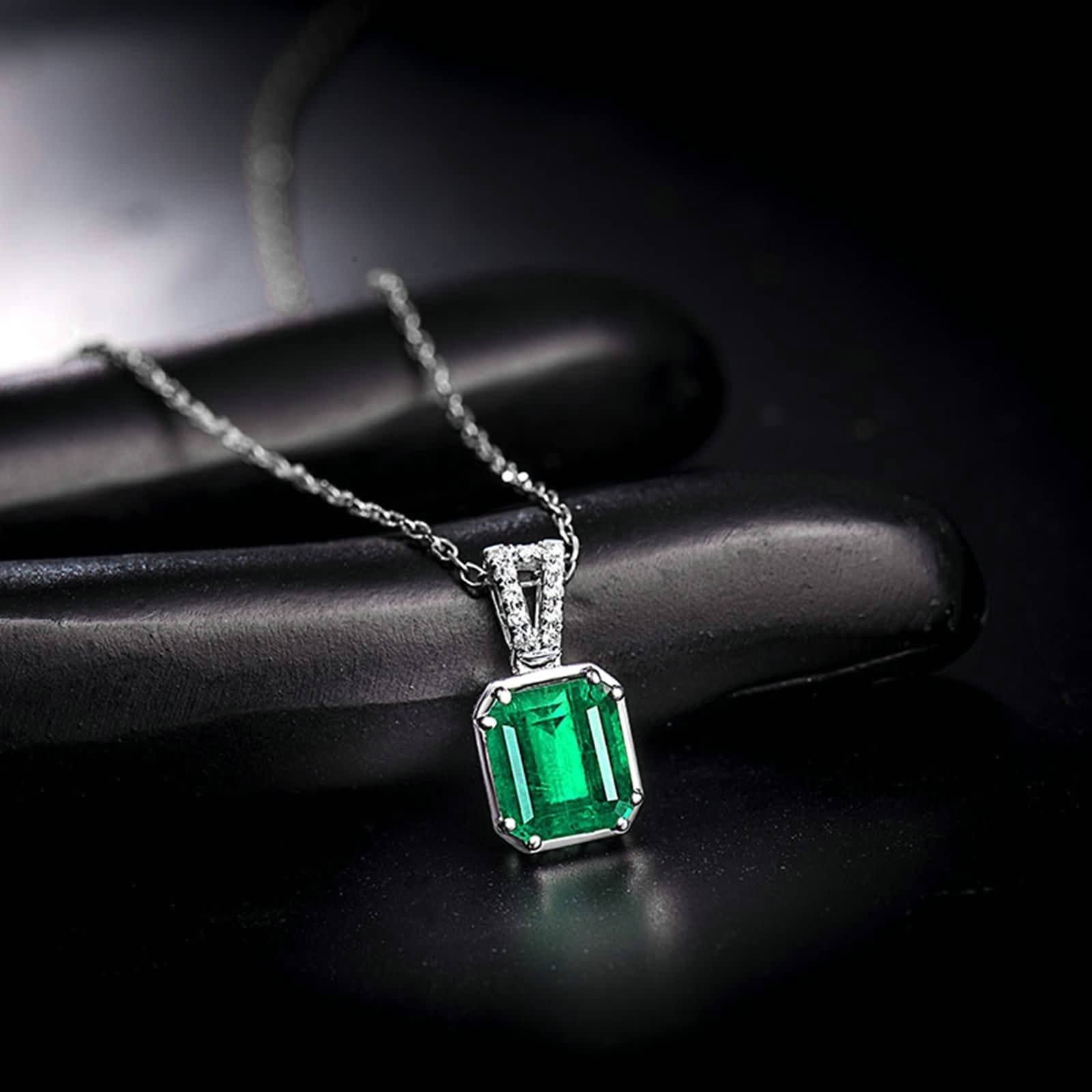 Damski naszyjnik białe złoto 750, wisiorek kwadrat z diamentem i szmaragdem 1,6 ct w 18-karatowym złocie