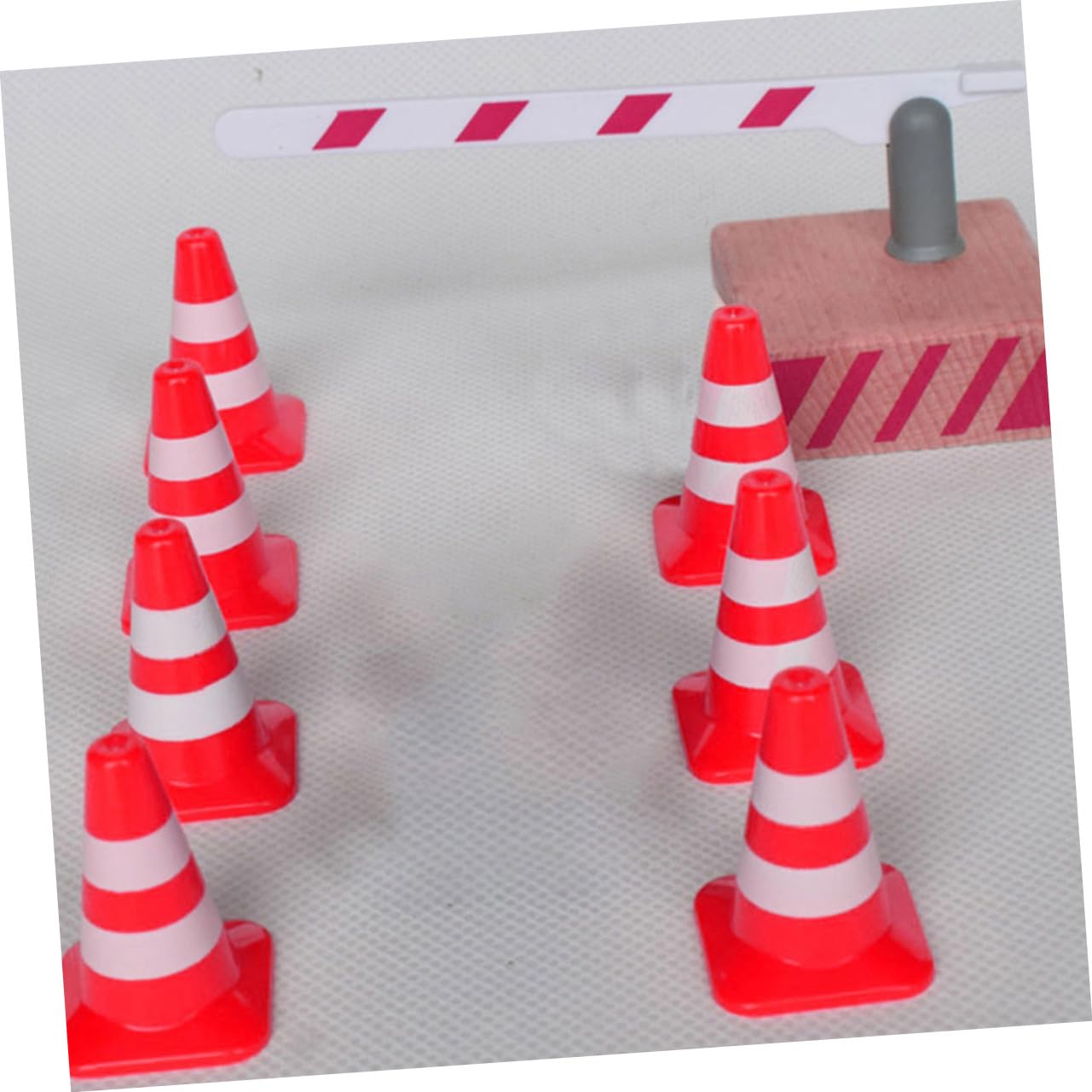 NOLITOY Ensemble de 36 Mini Cônes de Signalisation en Plastique Éducatif Interactif Parent-garçon et Filles pour Garçon et Filles, pour Anniversaire et Apprentissage Ludique