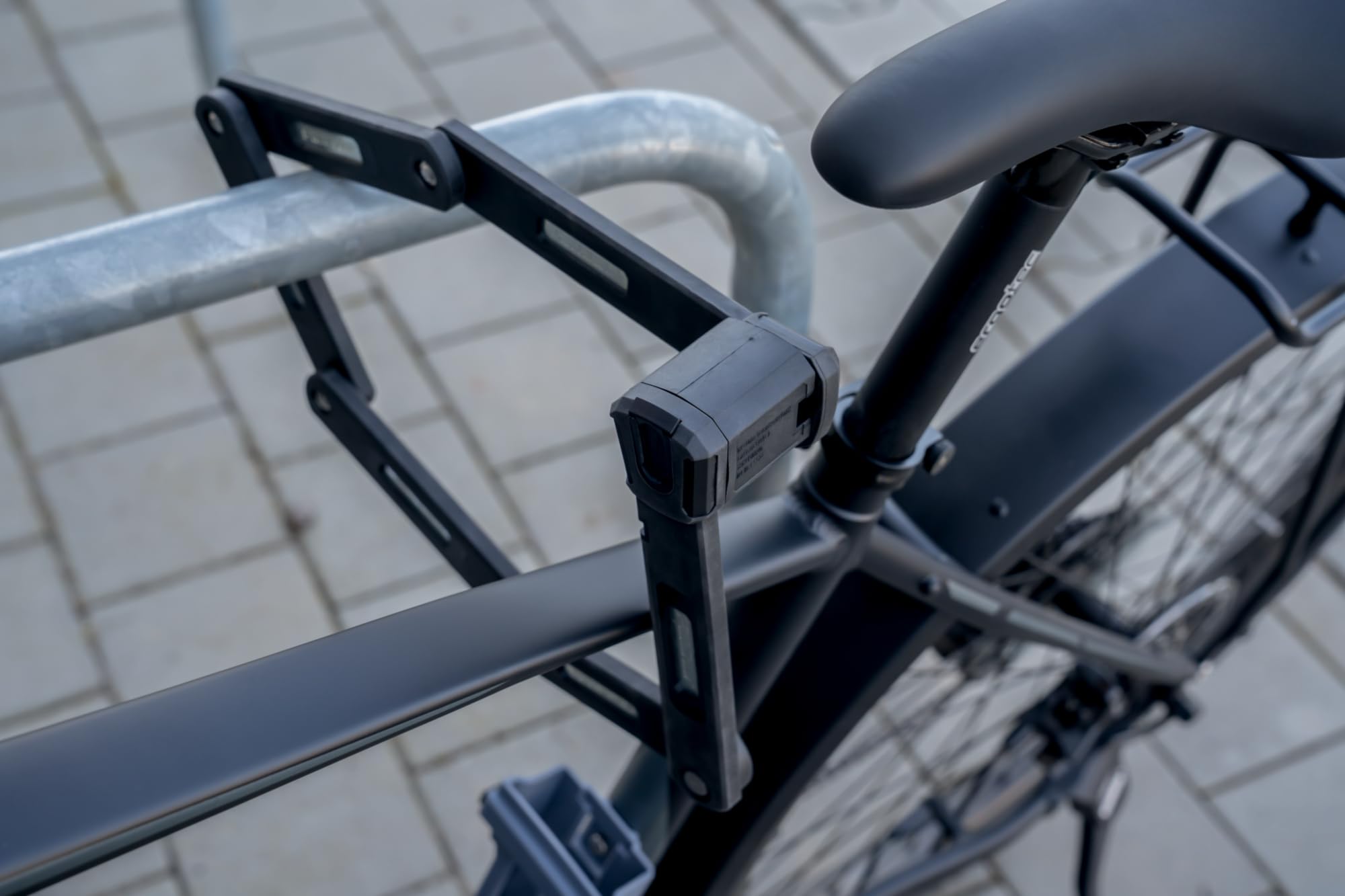 FISCHER Protec Plus zapięcie składane, długość 85 cm, z 3 kluczami i nasadką chroniącą przed kurzem, z miękkiego materiału, czarne