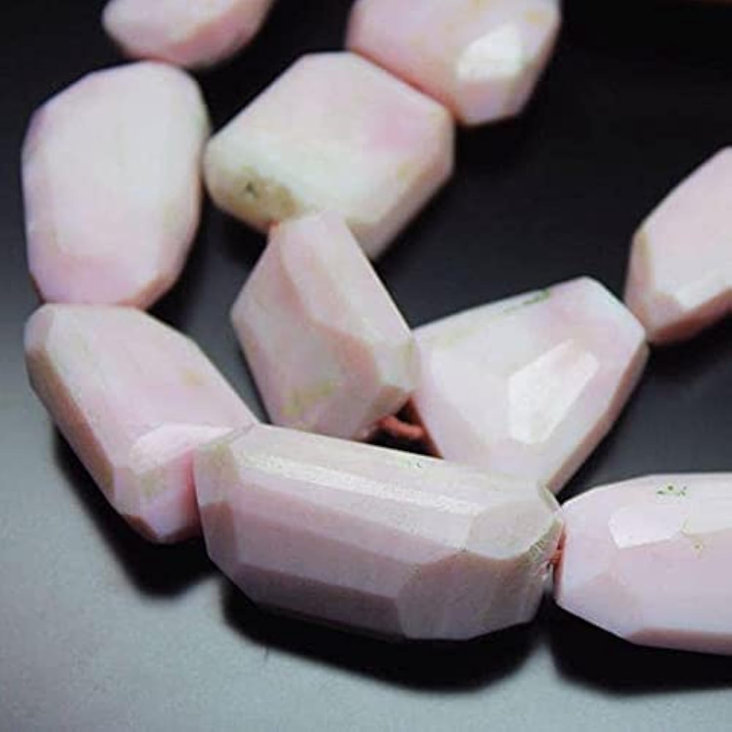 Opale rose du Pérou facettée pour créer des colliers bohèmes chics et uniques faits main