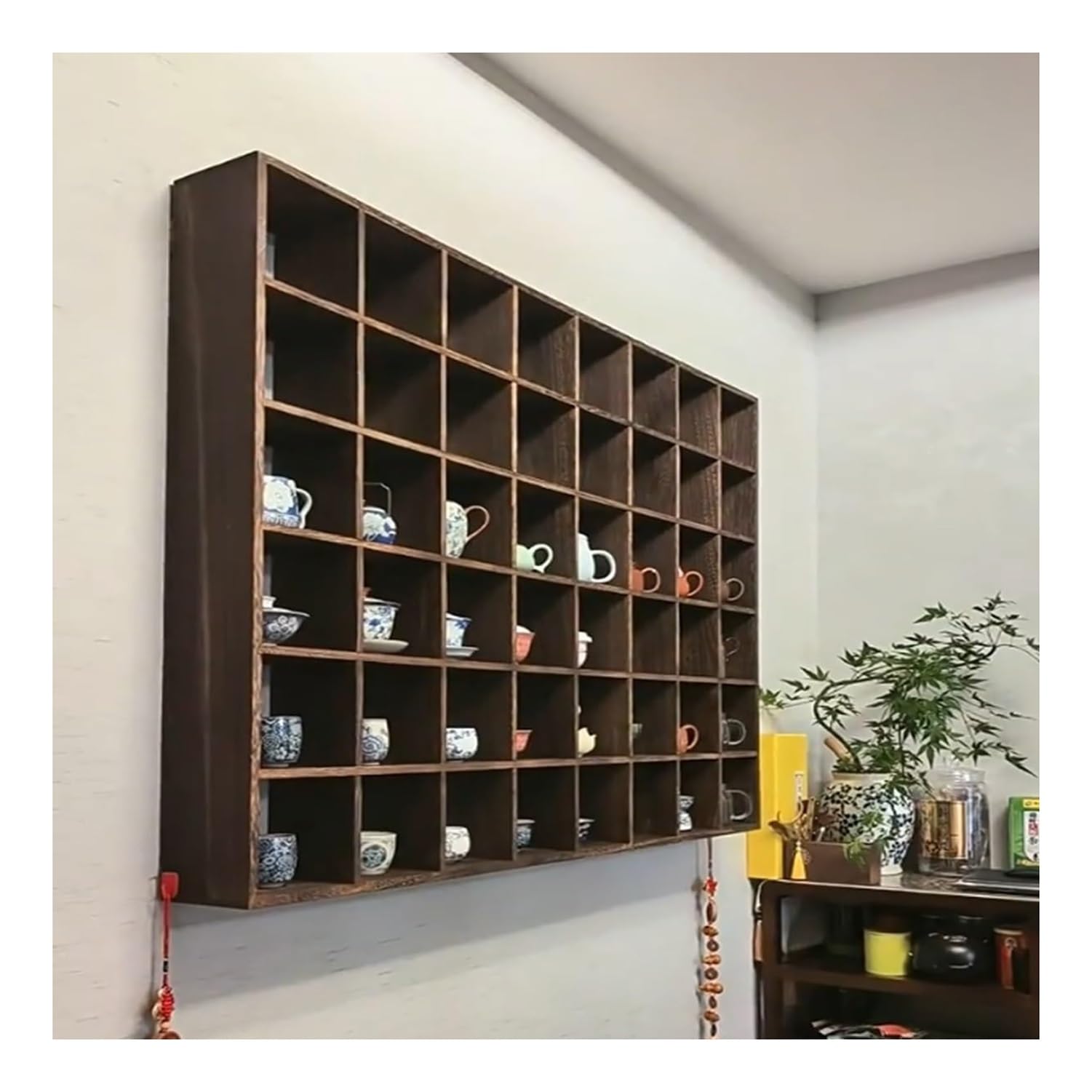 Étagère murale en bois pour ranger 32 verres sans encombrer les placards