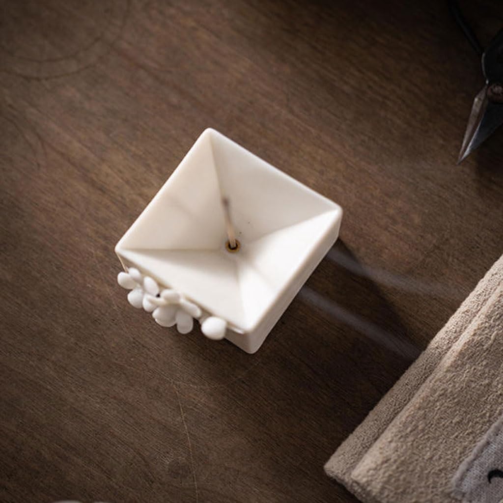 NEBE Conos de Incienso Quemador De Incienso Artesanal con Forma Flor Ciruelo, Un Pequeño Adorno Porcelana Blanca For Uso Doméstico En Mesas Té Interior Quemador de Incienso