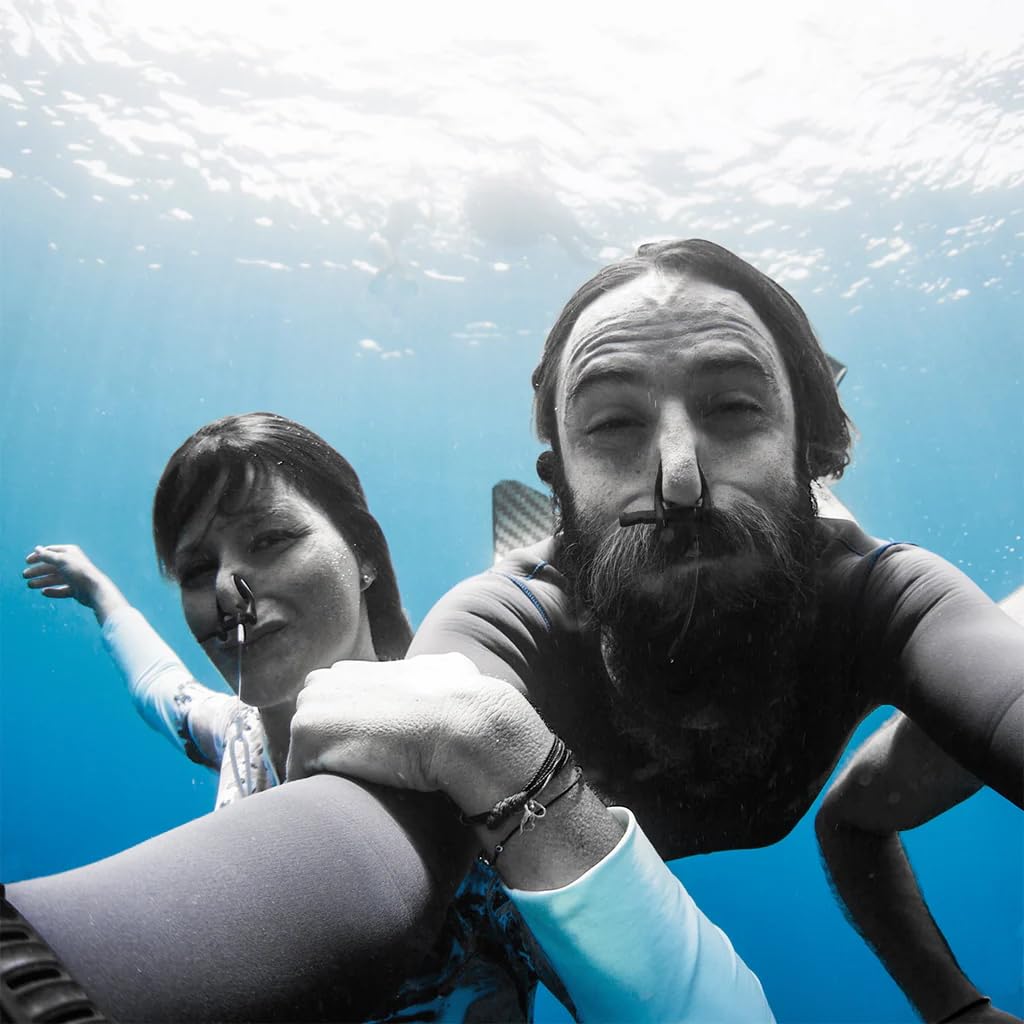 Octopus Carbon Noseclip Freediving Morsetto nasale in carbonio apnea con bilanciamento della pressione Handsfree Idrodinamico e comodo da indossare per immersioni libere. Qualità svizzera.