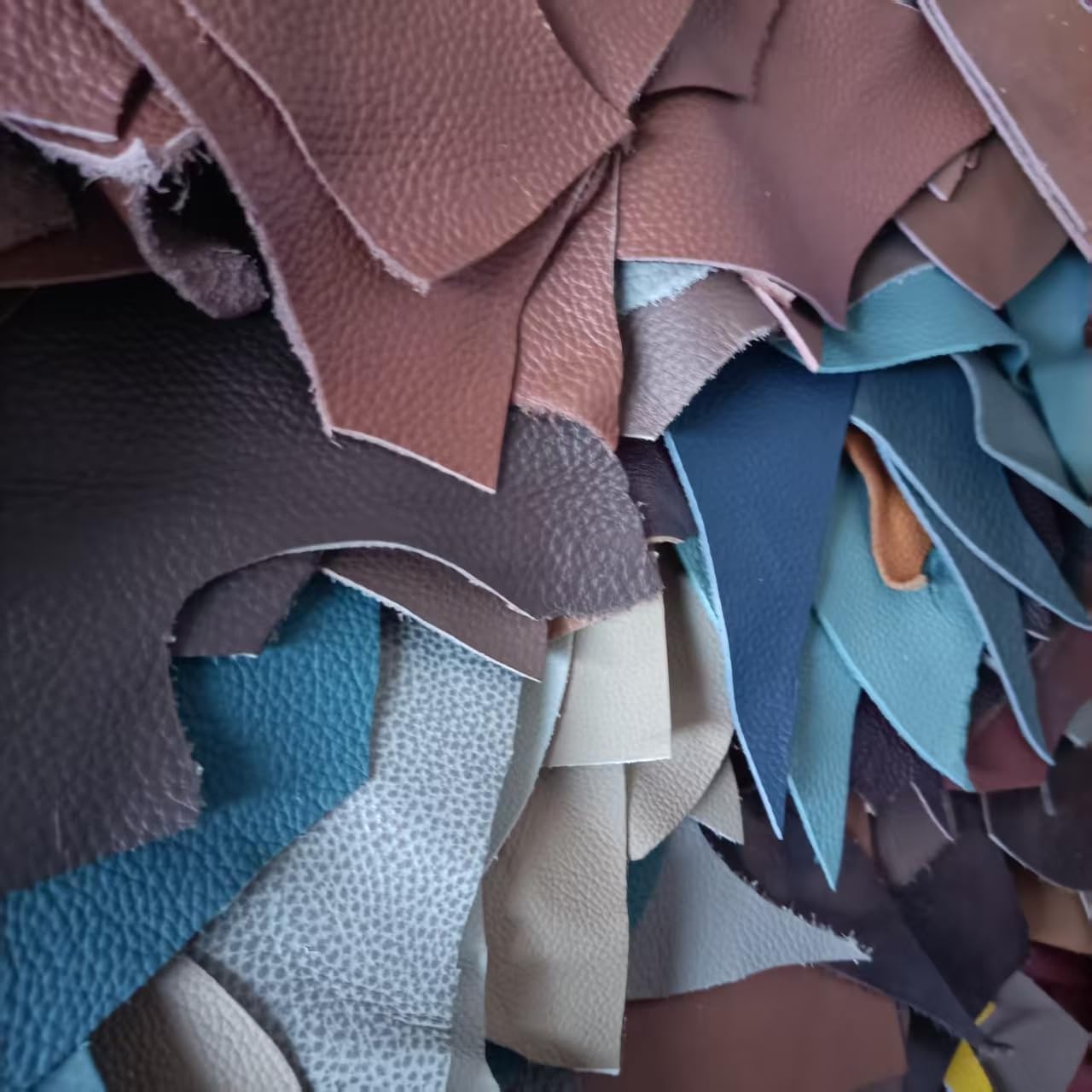 Leather Scraps, 0.8-1.4mm (2-3.5oz) Thick Genuine Cowhide Scraps, Leather Scrap for Tools/Crafts/DIY, Mixed Colors,Leather for Crafting (Thin,1500 Grams)
