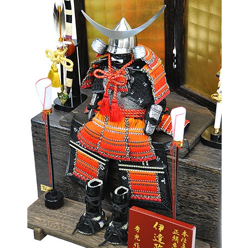 Amazon | 【五月人形】【収納飾り】朱赤縅 伊達政宗公 金沢金箔二曲式