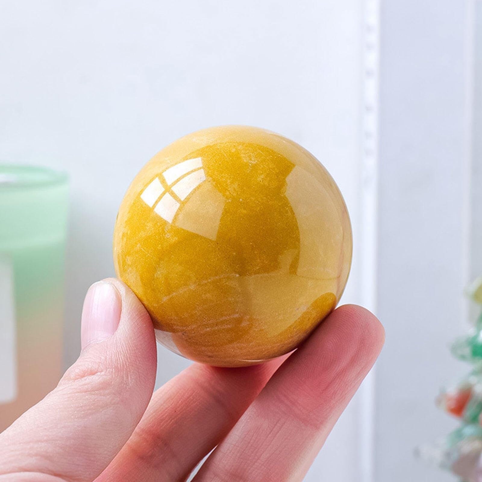 Bola de Cristal de Aventurina Amarilla Natural con Soporte de Madera, Feng Shui Esfera Piedras Preciosas Adornos para Meditación Reiki Terapia de Equilibrio Energético Adivinación(40-50mm)