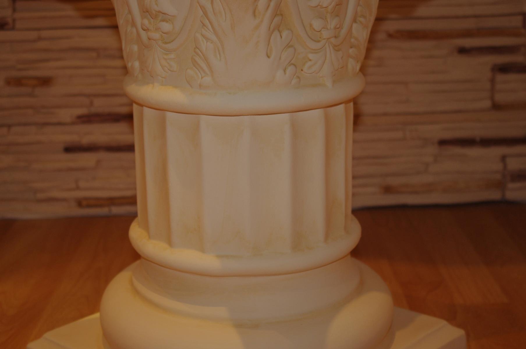 Kolumna stojąca w stylu greckim antycznym, kolumna na kwiaty, stojak na kwiaty, stolik pomocniczy