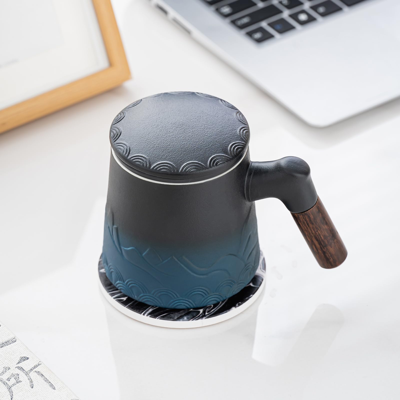 Taza de té de cerámica con infusor y tapa, taza coladora de té azul degradado de 13.5 onzas para té de hojas sueltas con mango de madera, regalo para los amantes del té