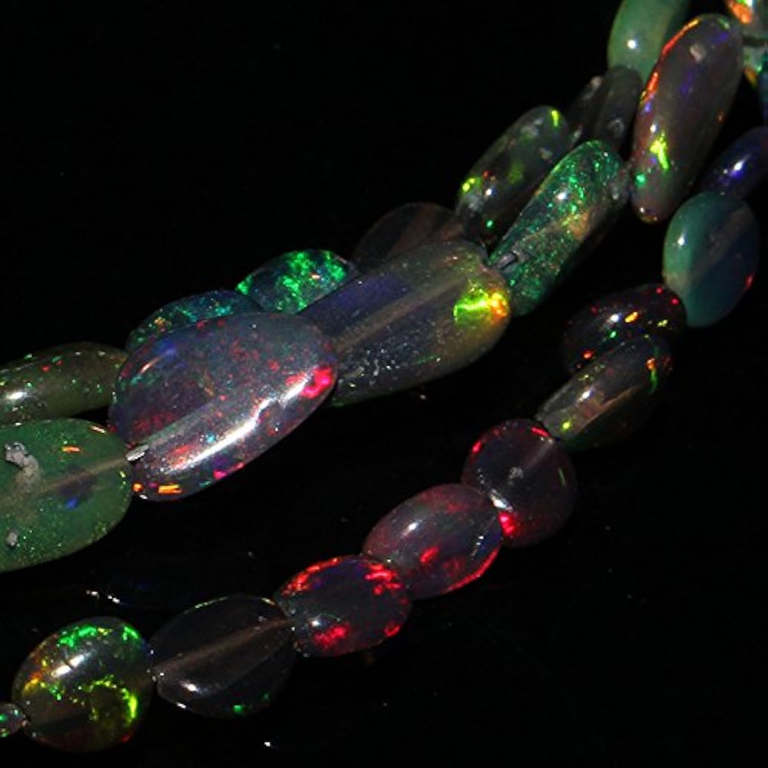 Opale noire de feu d'Éthiopie Collier de perles nuggets naturelles 17 pouces pour joaillerie