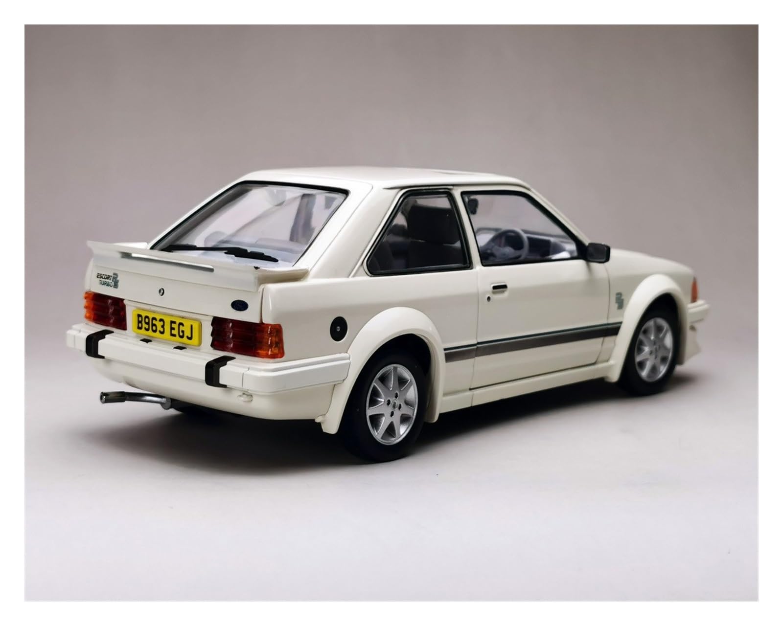 Amazon | ミニカーモデル ダイキャスト 1/18 スケール フォード