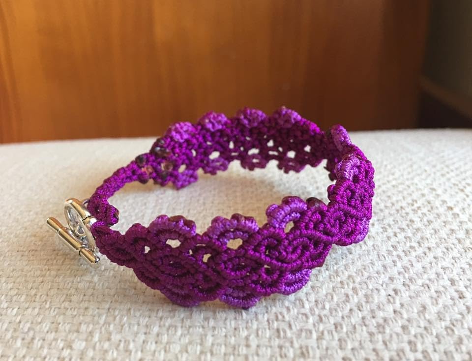 Genérico Pulsera artesanal color púrpura, macramé hecha a mano, mide aproximadamente 16 cm. de largo, hecha a mano