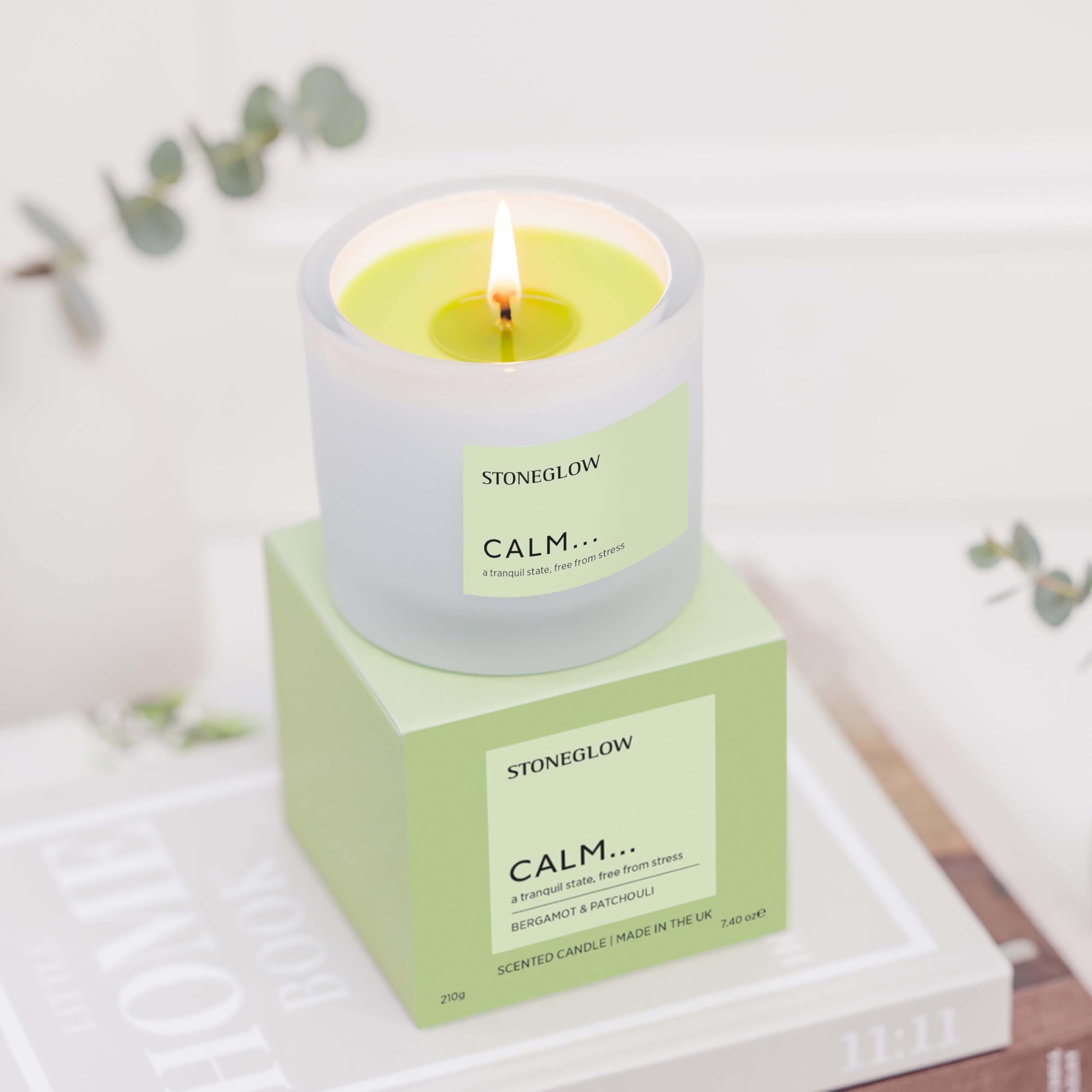 Stoneglow - Affirmations - Calm - Bergamotto & Patchouli - Candela profumata in bicchiere (79 x 89 mm) Miscela di cera di cocco e colza, candela viola, 40 ore, patchouli, eucalipto, ambra, vaniglia e