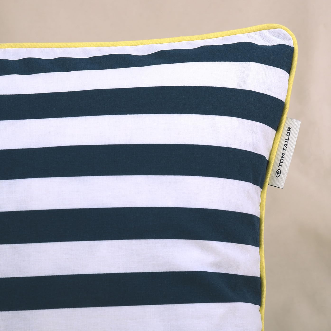 TOM TAILOR Bettwäsche Stripes with a Kick Dark Navy & Sunny Sand, 80x80 cm + 155x220 cm, 100% Baumwolle/Perkal, mit Wendemotiv, farbiger Paspel am Kissen und Markenreißverschluss