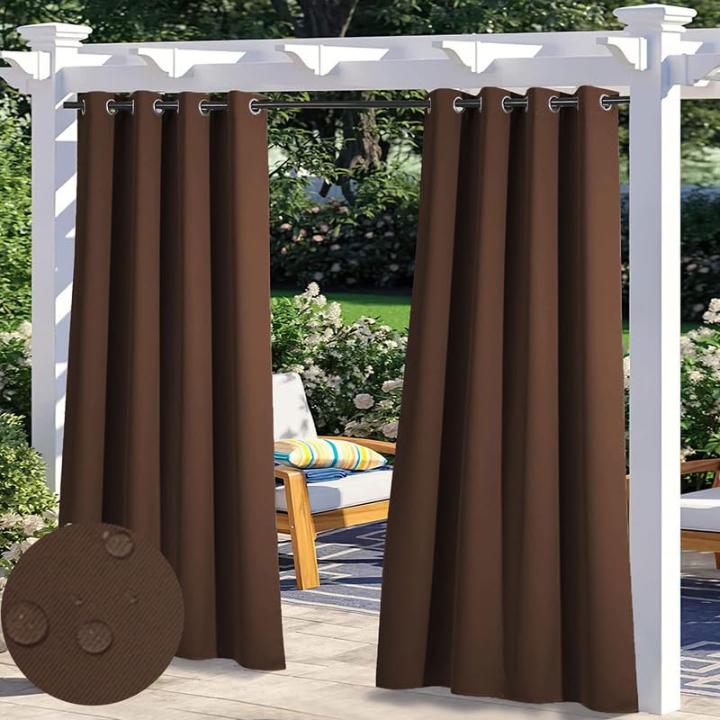 Rideaux occultants de terrasse pour créer un salon de jardin intime et frais