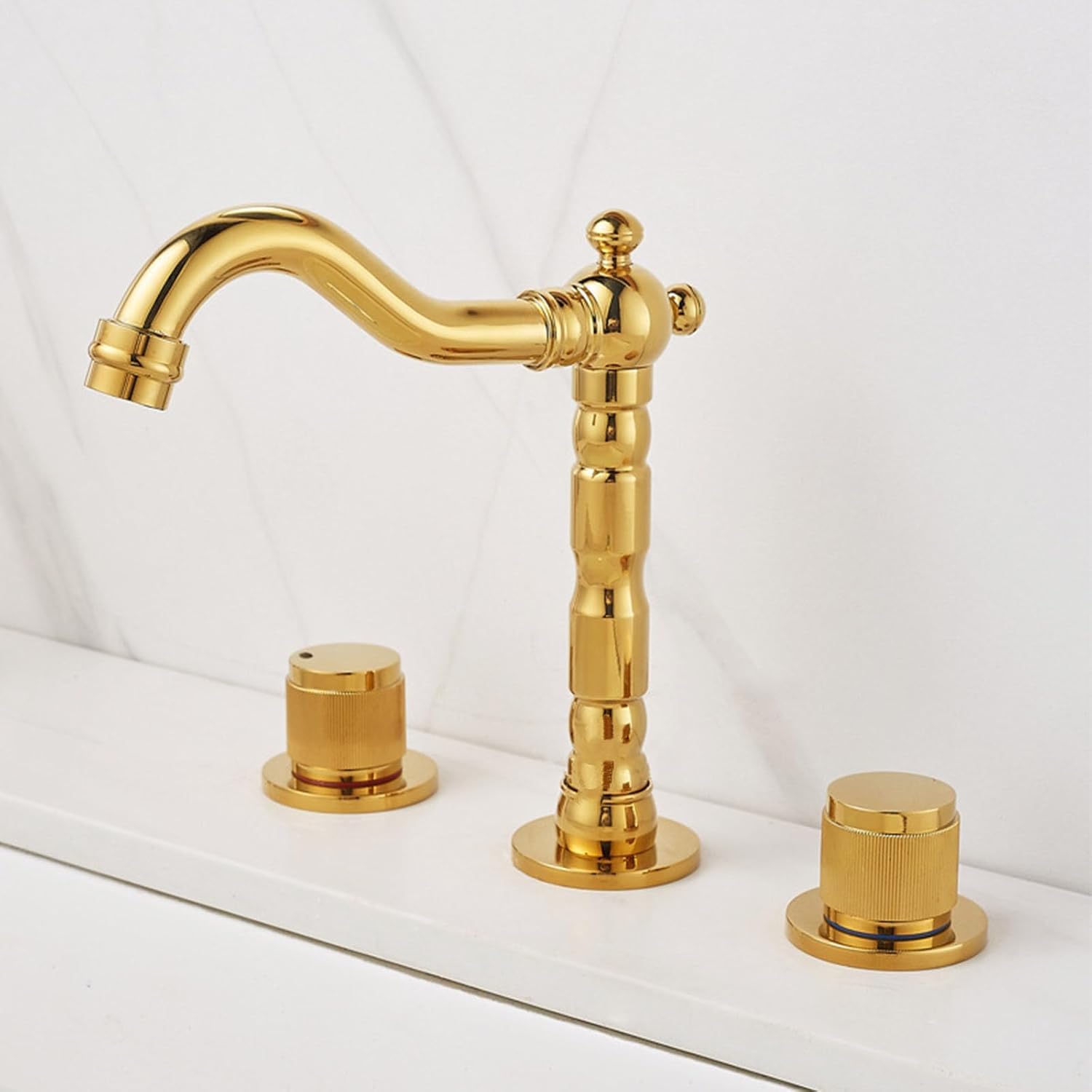 Grifo de lavabo dorado de 3 agujeros y caño giratorio 360