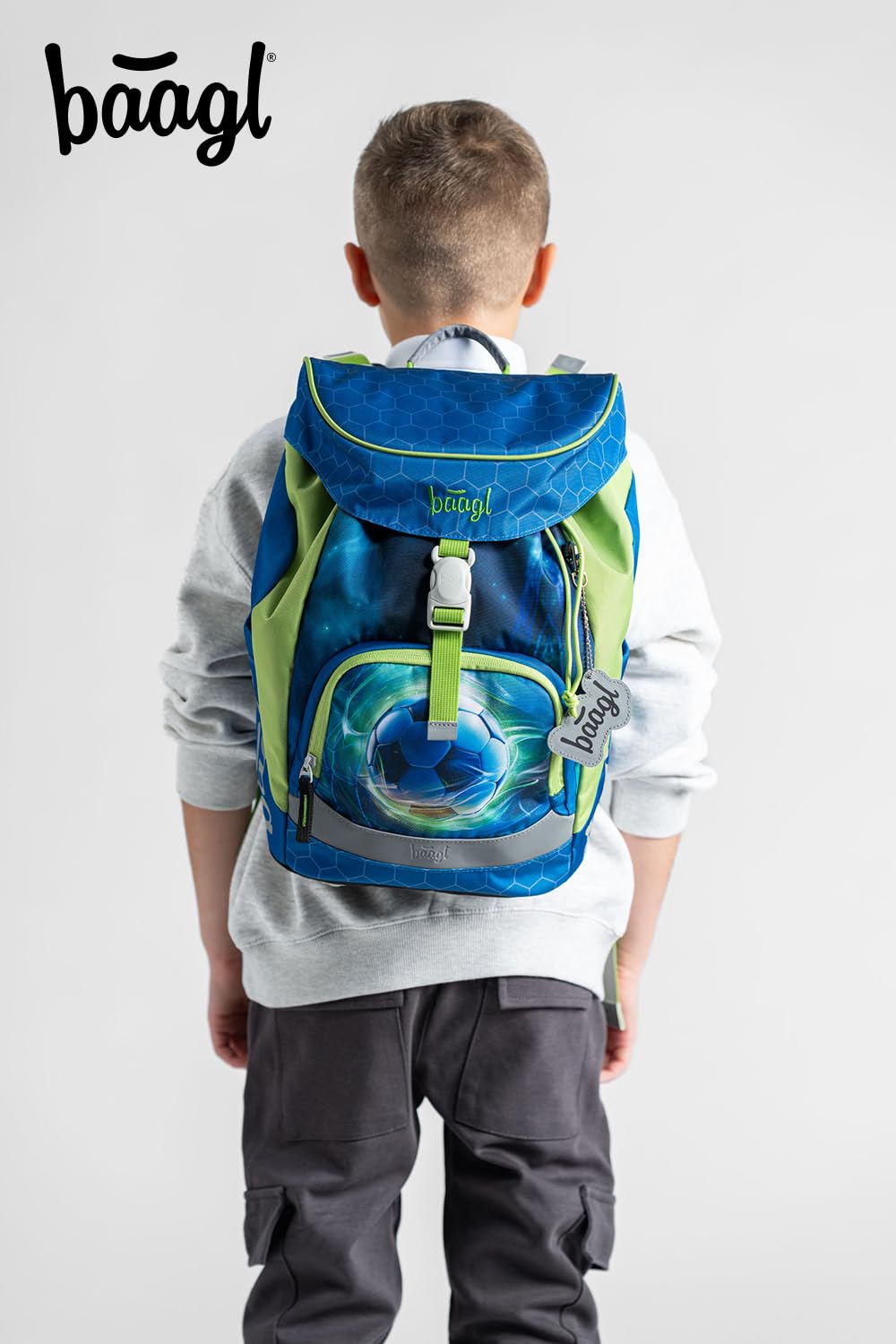 Baagl Schulranzen Jungen Set 5 Teilig Airy Schultasche 16,5 l - Fußball | Ergonomischer Schulrucksack und Ranzen für die Grundschule mit praktischem Zubehör wie Turnbeutel, Schürze und Brustbeutel.