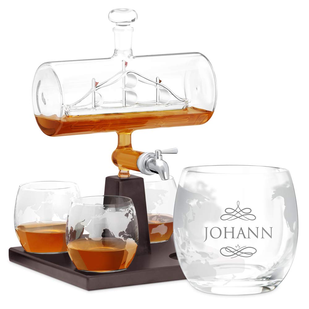Maverton Whisky Karaffe mit Gravur - Schiff mit Edelstahl-Wasserhahn, 1000 ml - 4er Whiskygläser Set - Whisky Dekanter - Name - Weihnachtsgeschenke