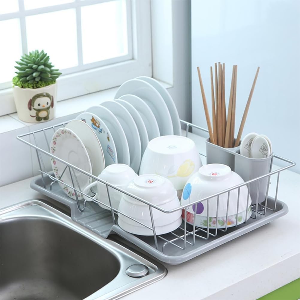 Égouttoir à vaisselle pour optimiser le plan de travail des petites cuisines