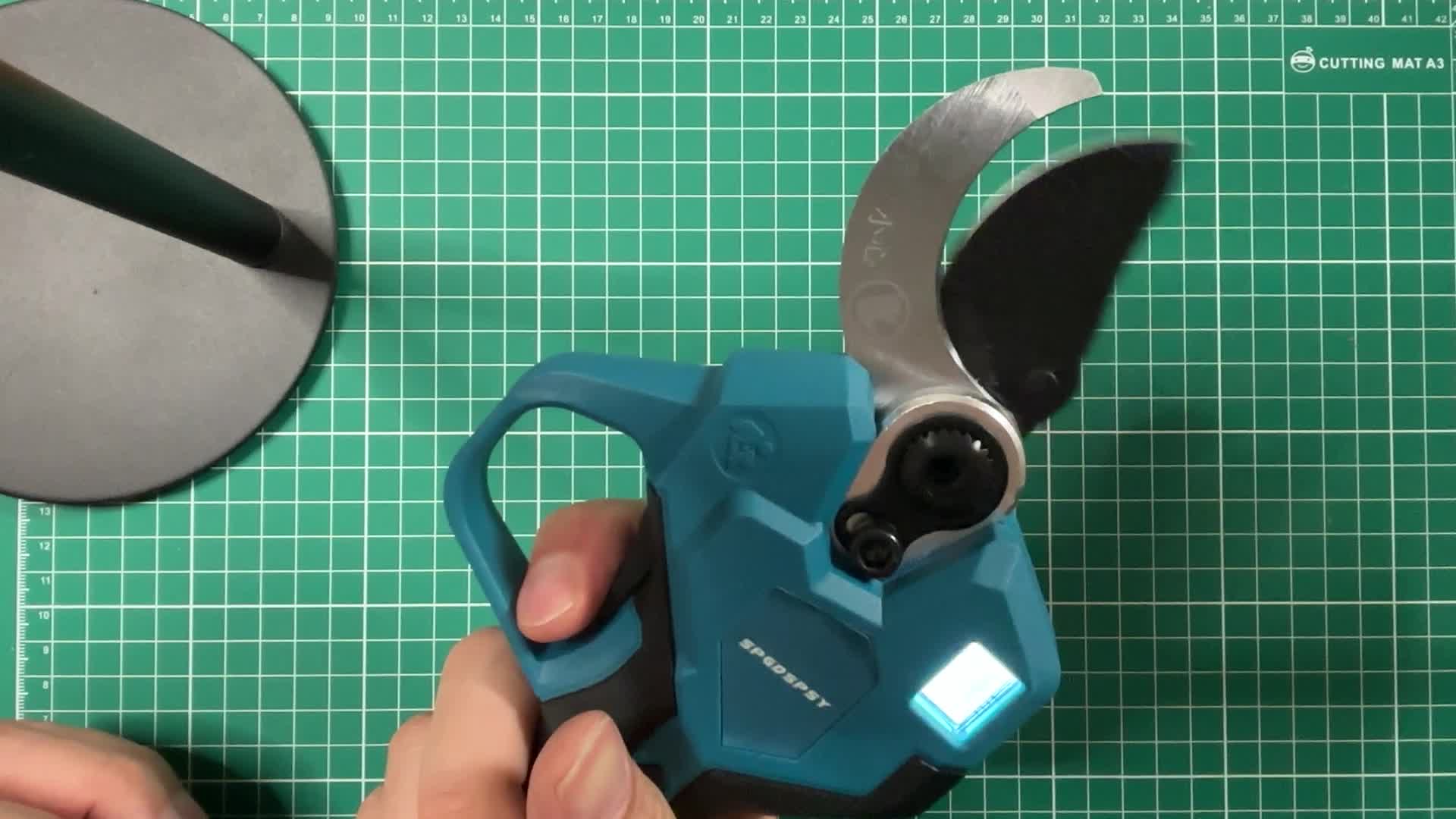 バッテリー付きの電動剪定鋏