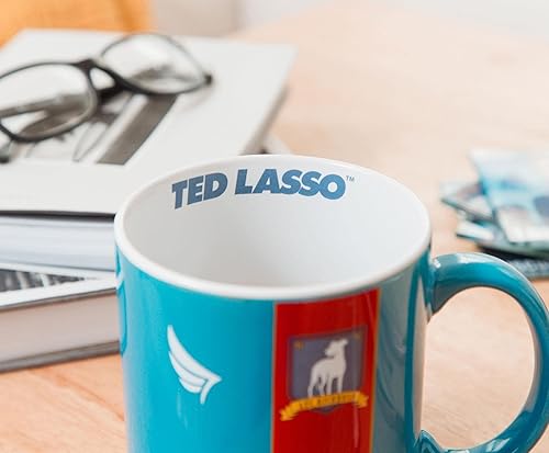 Miniatura 7 de Silver Buffalo Ted Lasso Richmond Jersey Kent Taza de cerámica 20 onzas