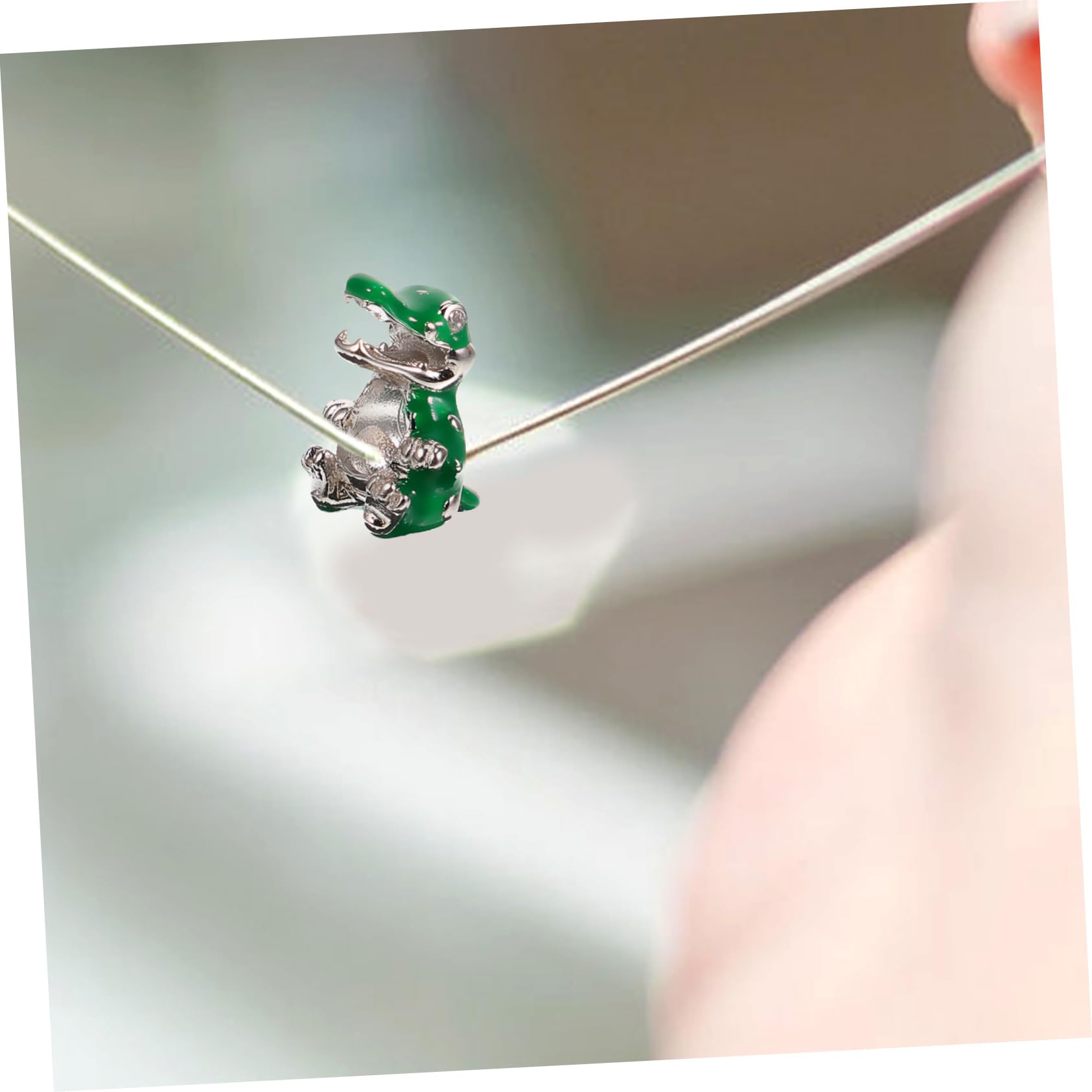 Perlina a Coccodrillo Verde in Argento per Bracciale | Gioiello Creativo per Fai da Te, Dettaglio Mini Animale, Finitura Bianca Placcata, Zaffiro Sintetico