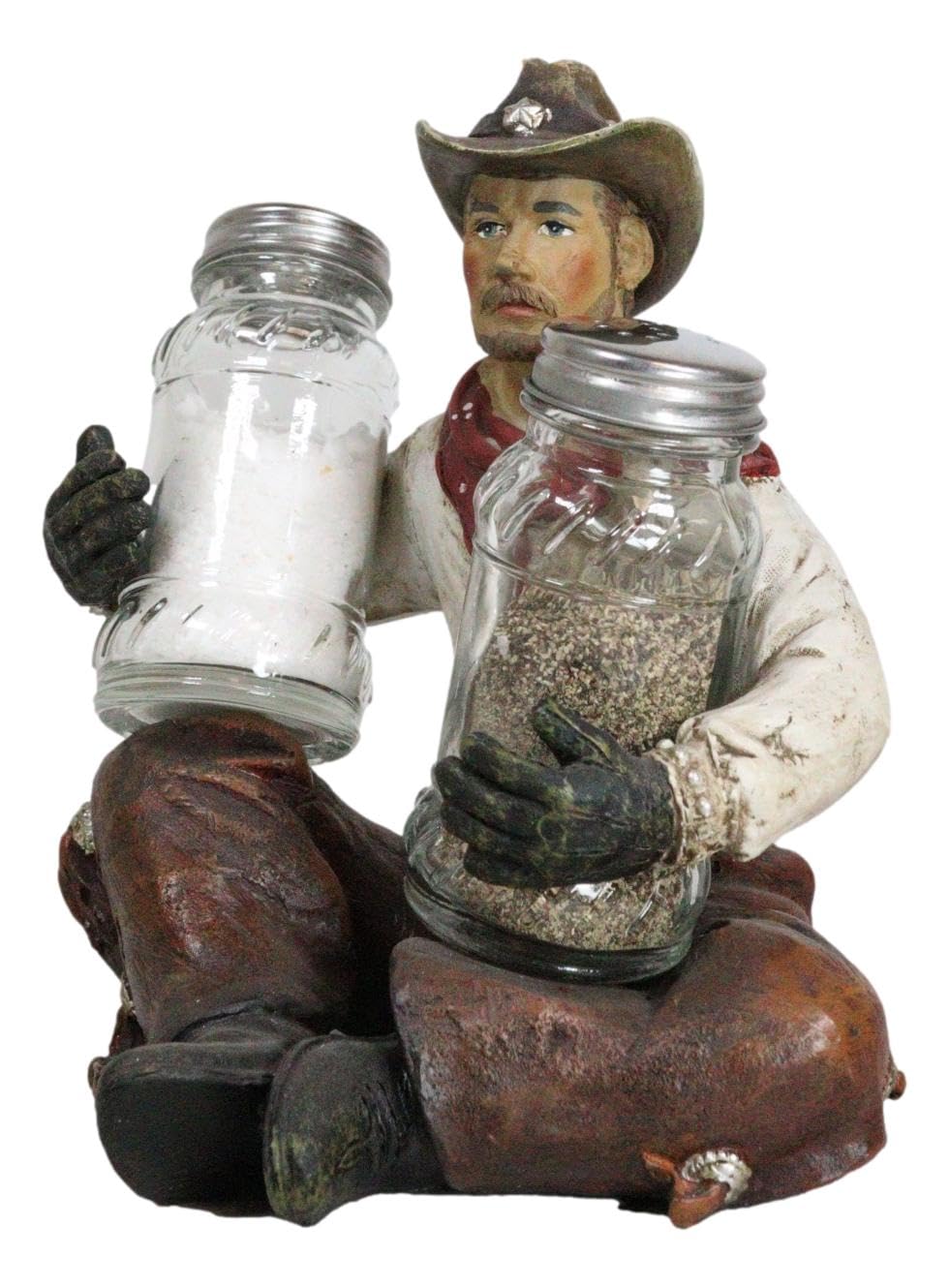 Ebros Gift Country Rustic Western Howdy Wrangler Cowboy avec chapes assis jambes croisées Salière et poivrière Ensemble de figurines de ferme Ranch Wild West Southwestern Old World Decor