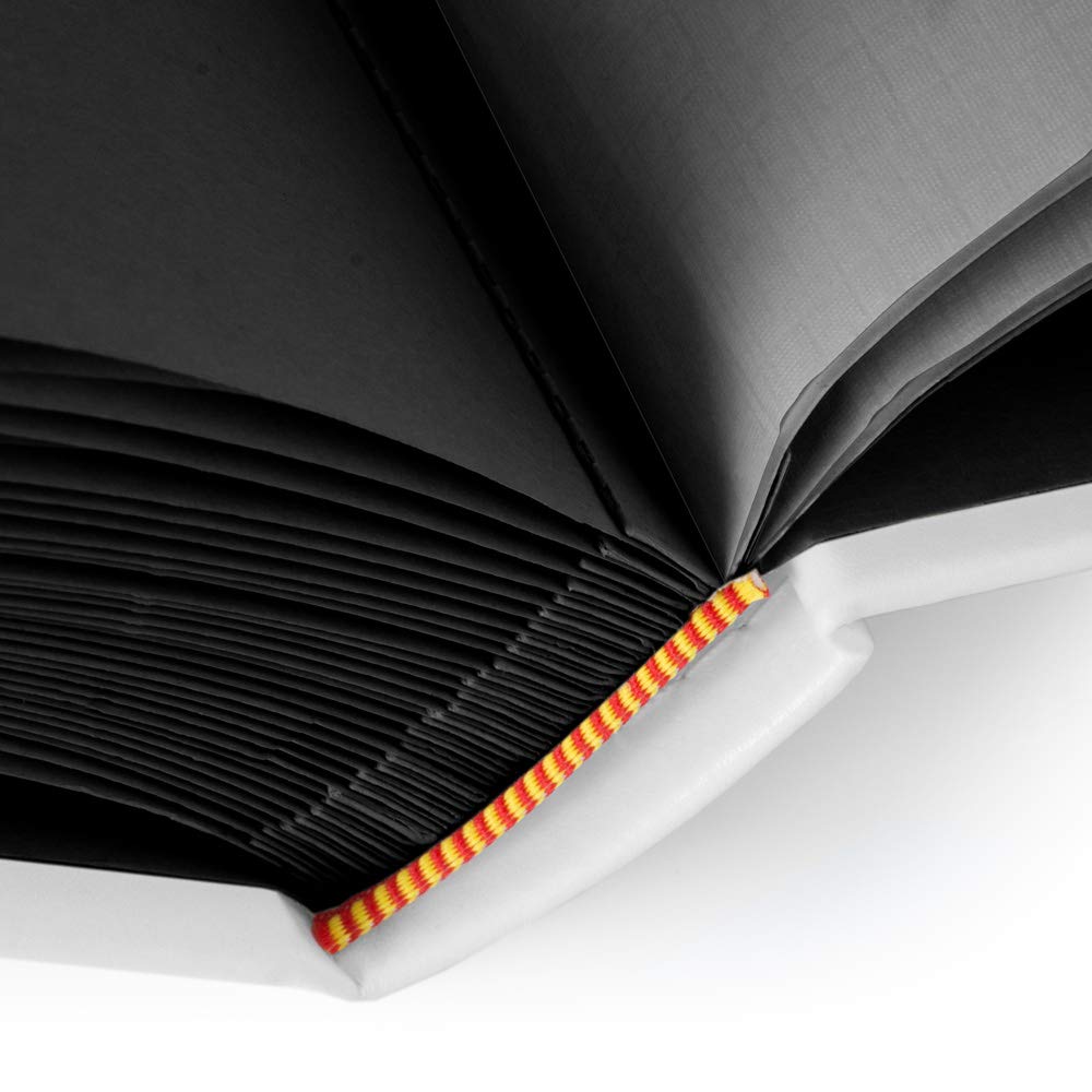 Maverton Fotoalbum zum Selbstgestalten mit Bildausschnitt mit Aufdruck - für 240 Fotos 10x15-60 schwarze Seiten - Größe 33x30cm - Weiß - personalisierte Geschenke zum Jubiläum - Hochzeitsgeschenk