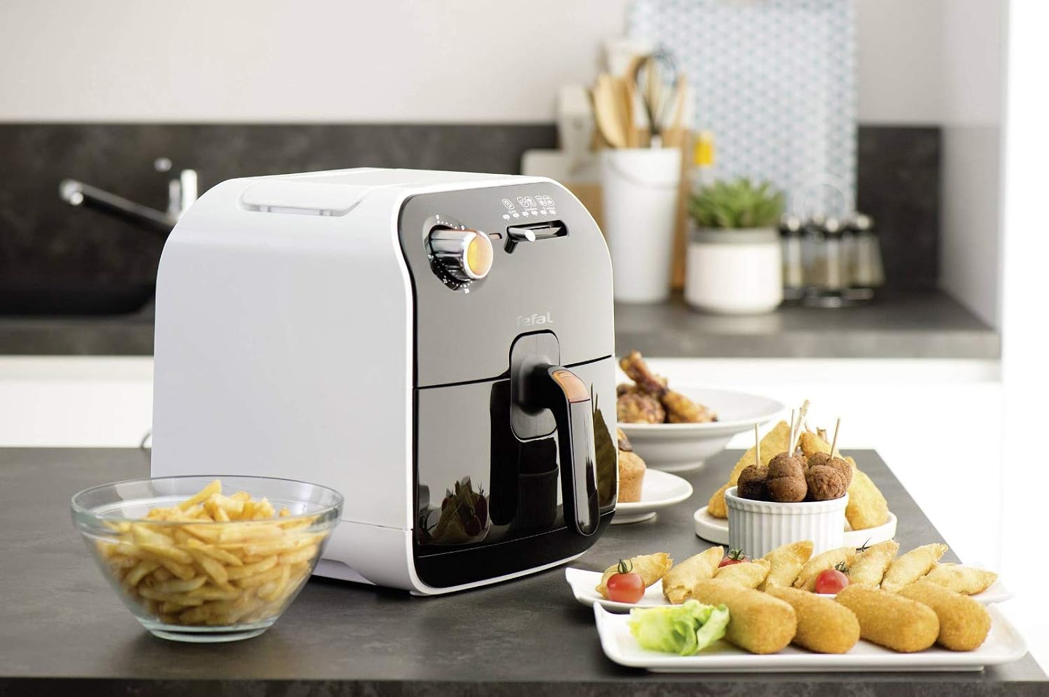 Amazon.com: Tefal 1450W Horno eléctrico de aire caliente para freír y  cocinar – una cuchara de aceite para 1.8 lbs de chips – Cámara de cocción  antiadherente para una fácil limpieza –