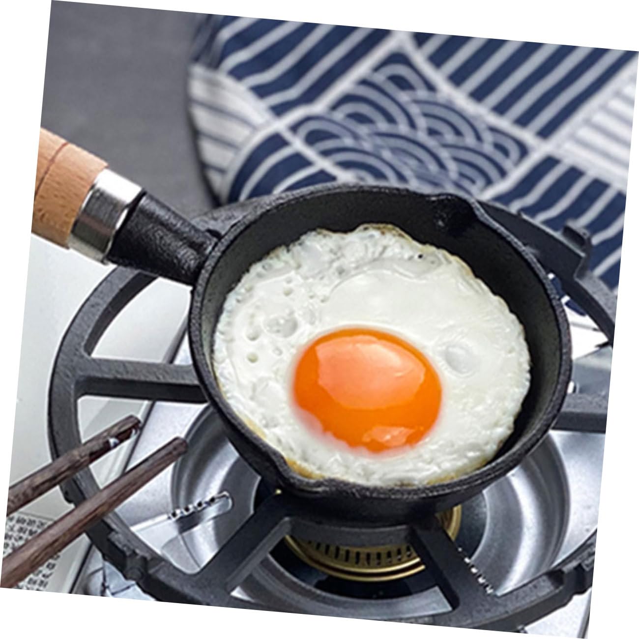 Kleiner Gusseisenpfanne mit Holzgriff Leicht und Robust für Küche und Professionellen Einsatz als Eierpfanne und Ölpfanne