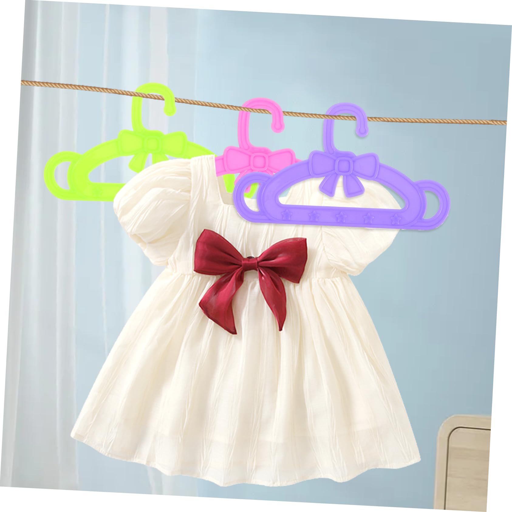15 Piezas Perchas para Ropa de Muñecas de Colgadores de Vestidos de Plástico Rosa Verde y para Niñas Accesorios de Juguete para Ordenar Ropa de Muñecas