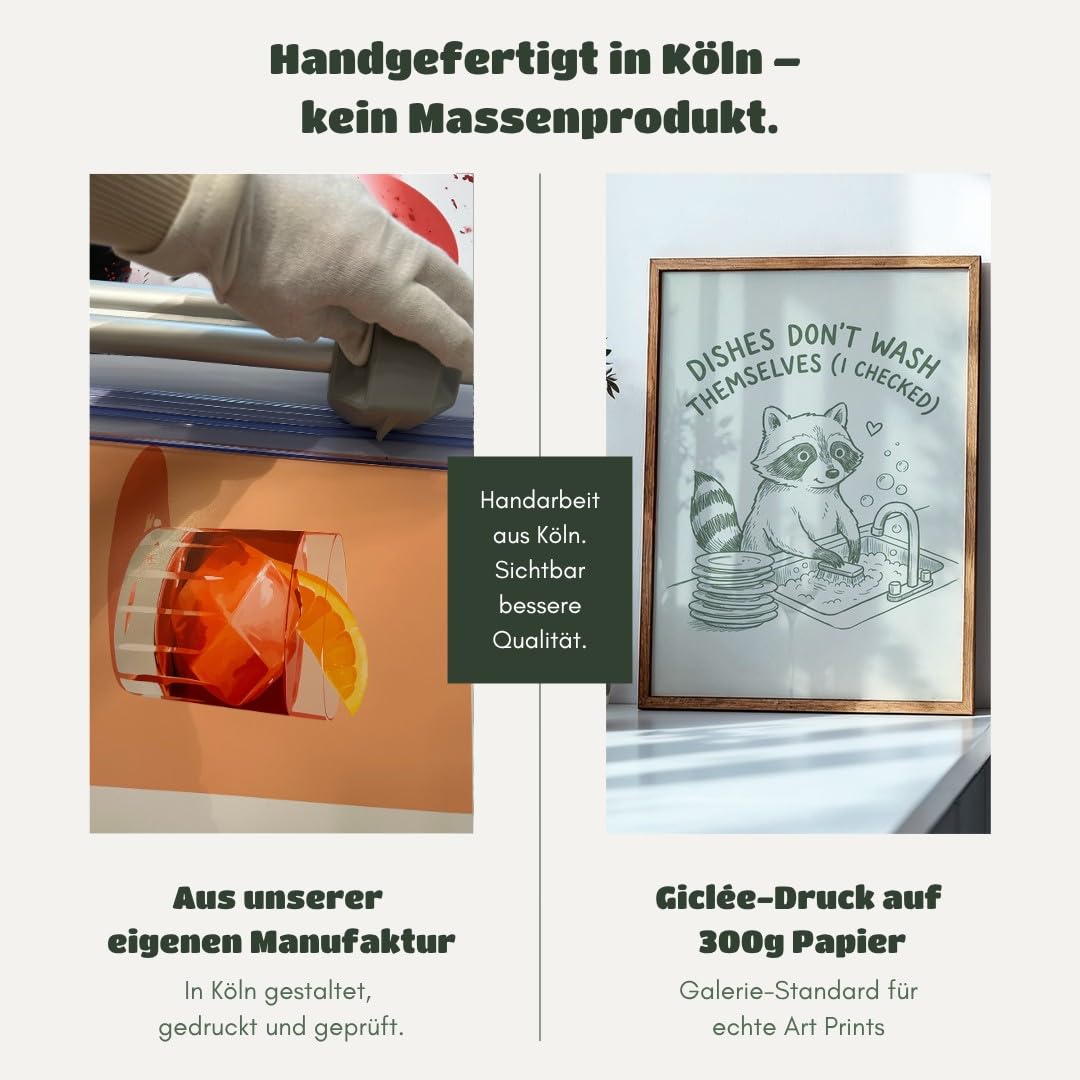 MJ-GRAPHICS® Poster Waschender Waschbär Kunstdruck humorvoll Wandbild Cartoon Stil minimalistisch Küche Deko lustig Tiermotiv Wanddeko Skizzenoptik Wohnzimmer A2 mit weißem Rahmen
