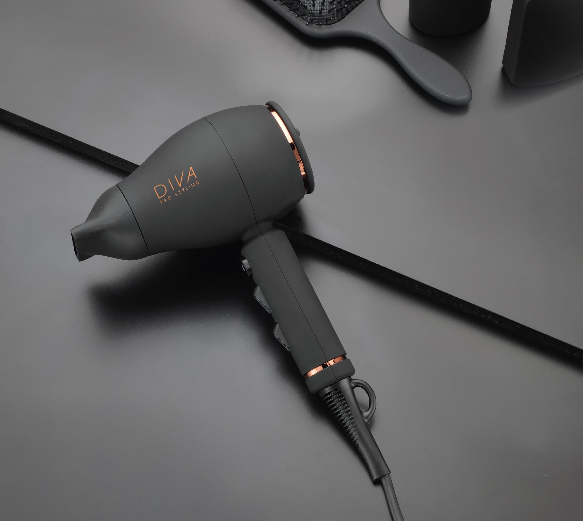 Diva Pro Styling Intenso 4000 Pro kompaktowa i lekka suszarka do włosów
