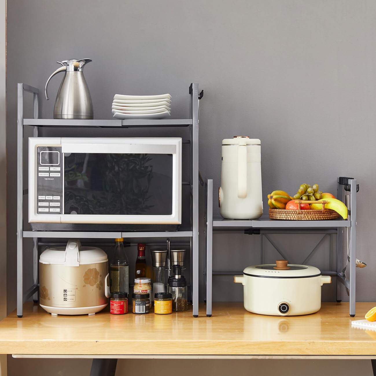 Scaffale espandibile per forno a microonde, organizer telescopico da cucina con 6 ganci, autoportante regolabile, resistente supporto per microonde, per pentole e padelle (grigio a 3 livelli)