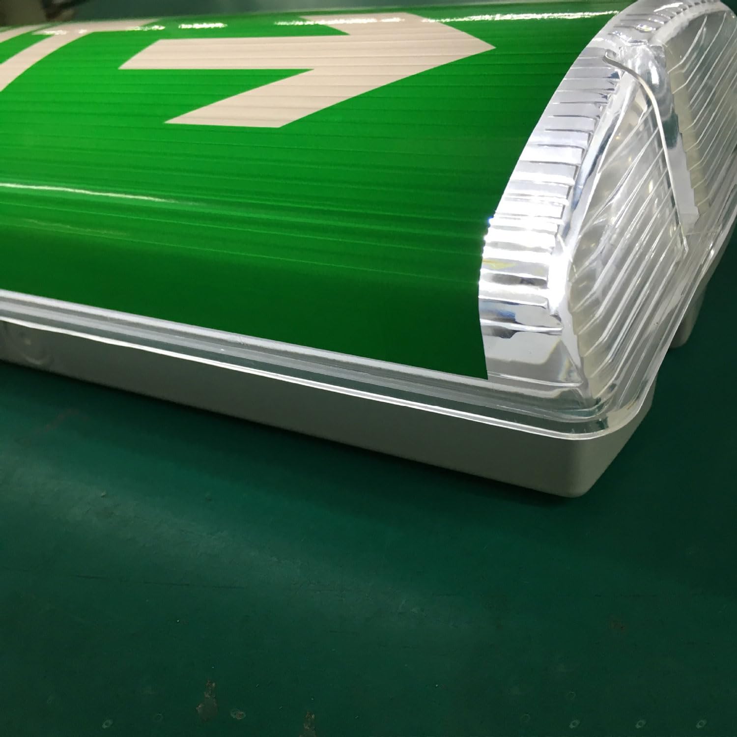 Señal de salida verde, luz LED de salida de emergencia con batería de respaldo, luz de salida de seguridad de salida de incendios con iluminación de doble cara, adecuada para hospitales, hoteles