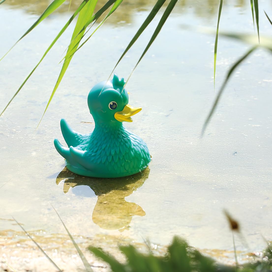 LUDI Lucky Duck & Friends - Cofanetto da bagno 3 in 1 - Anatra aspergore, 6 animali in schiuma e libro da bagno - Sviluppo motorio e immaginazione - a partire dai 10 mesi