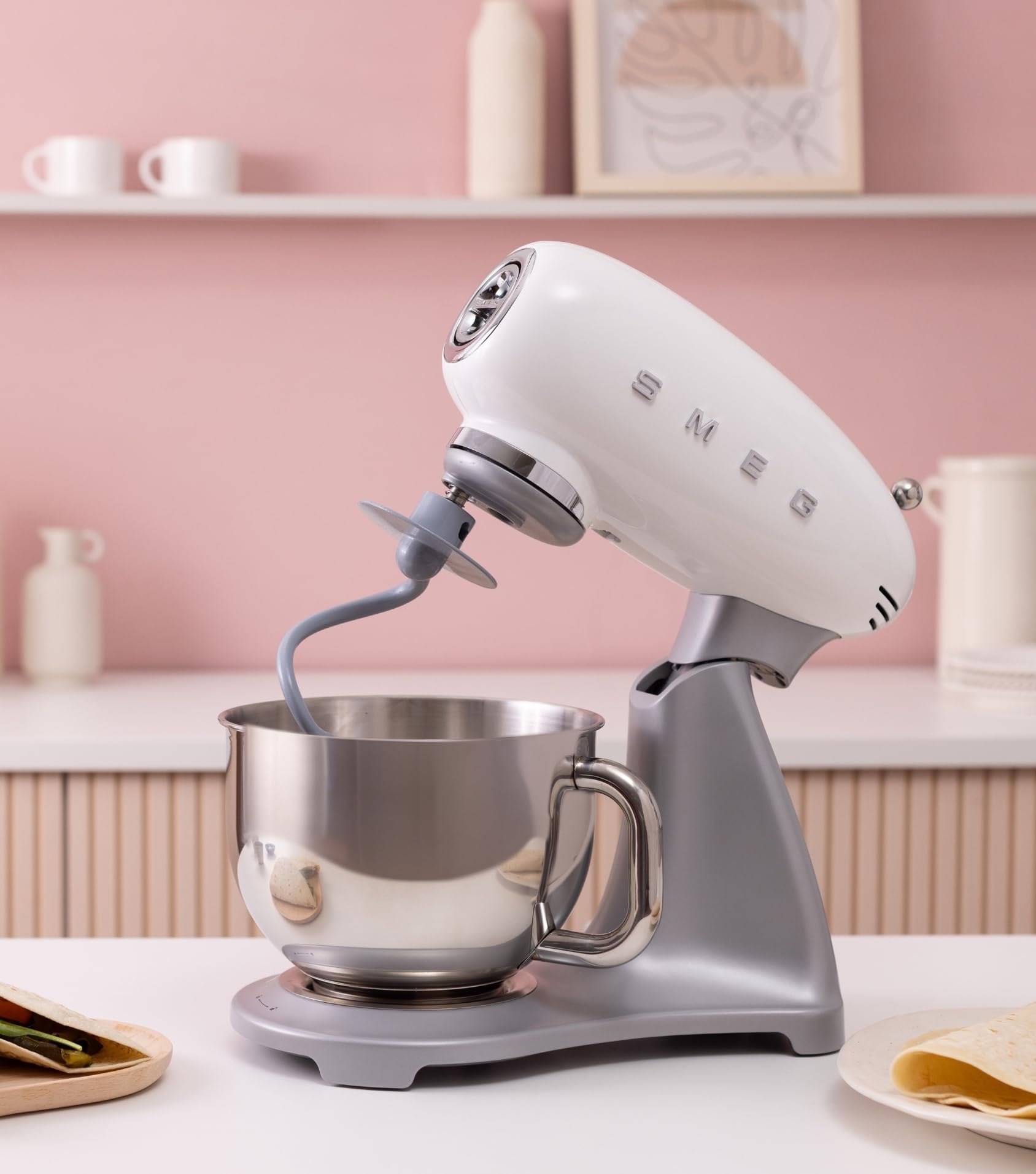Smeg, Küchenmaschine SMF04CREU, 10 Geschwindigkeitsstufen, Smooth Start System- und Gleichlauffunktion, 4,8-Liter-Rührschüssel, Motorsicherung, inklusive 2 Schneebesen und Knethaken, 800 W, Creme