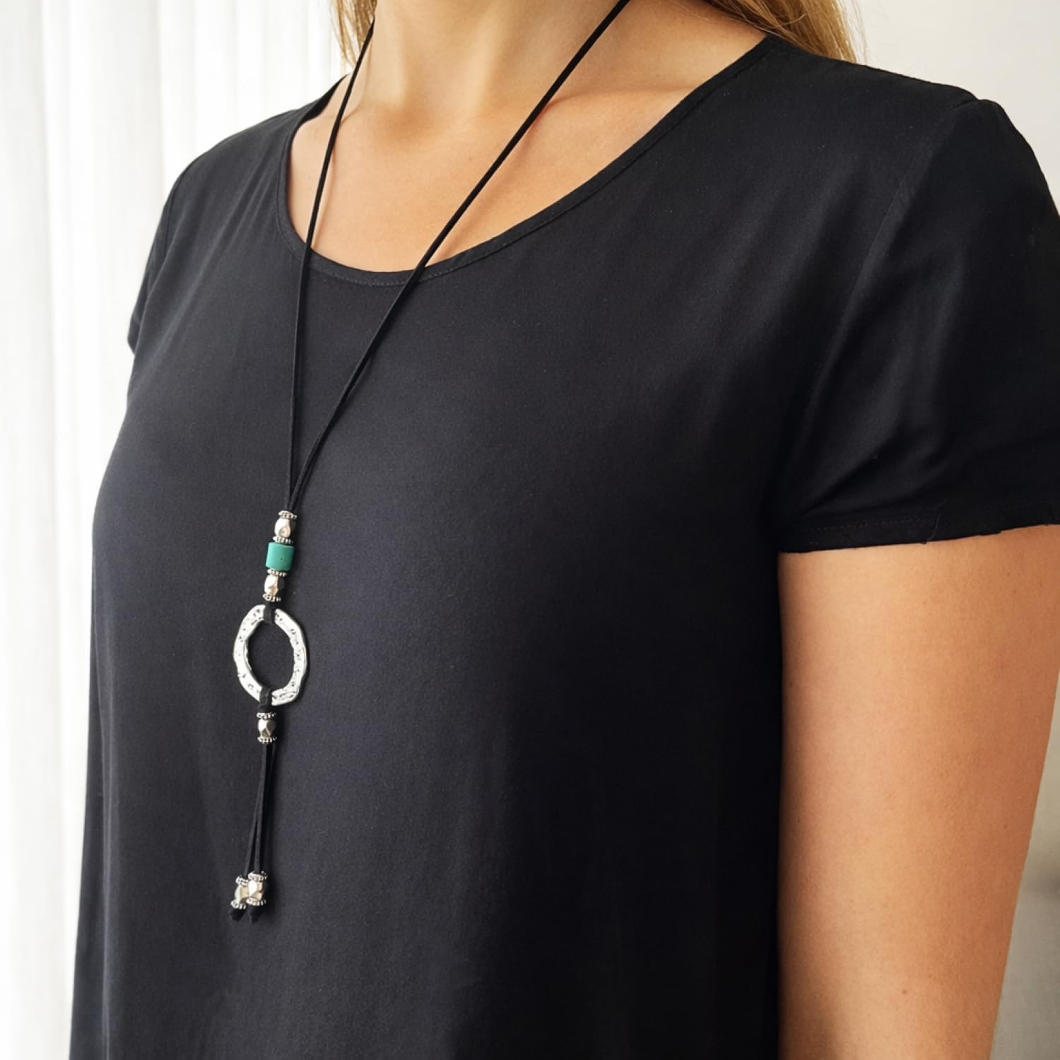 ASTER ALHELÍ Pendentif Femme Cercle et Turquoise Argent - Collier Long Femme en Suédine Noire Réglable avec Éléments en Zamak Plaqué Argent - Idéal comme Cadeau