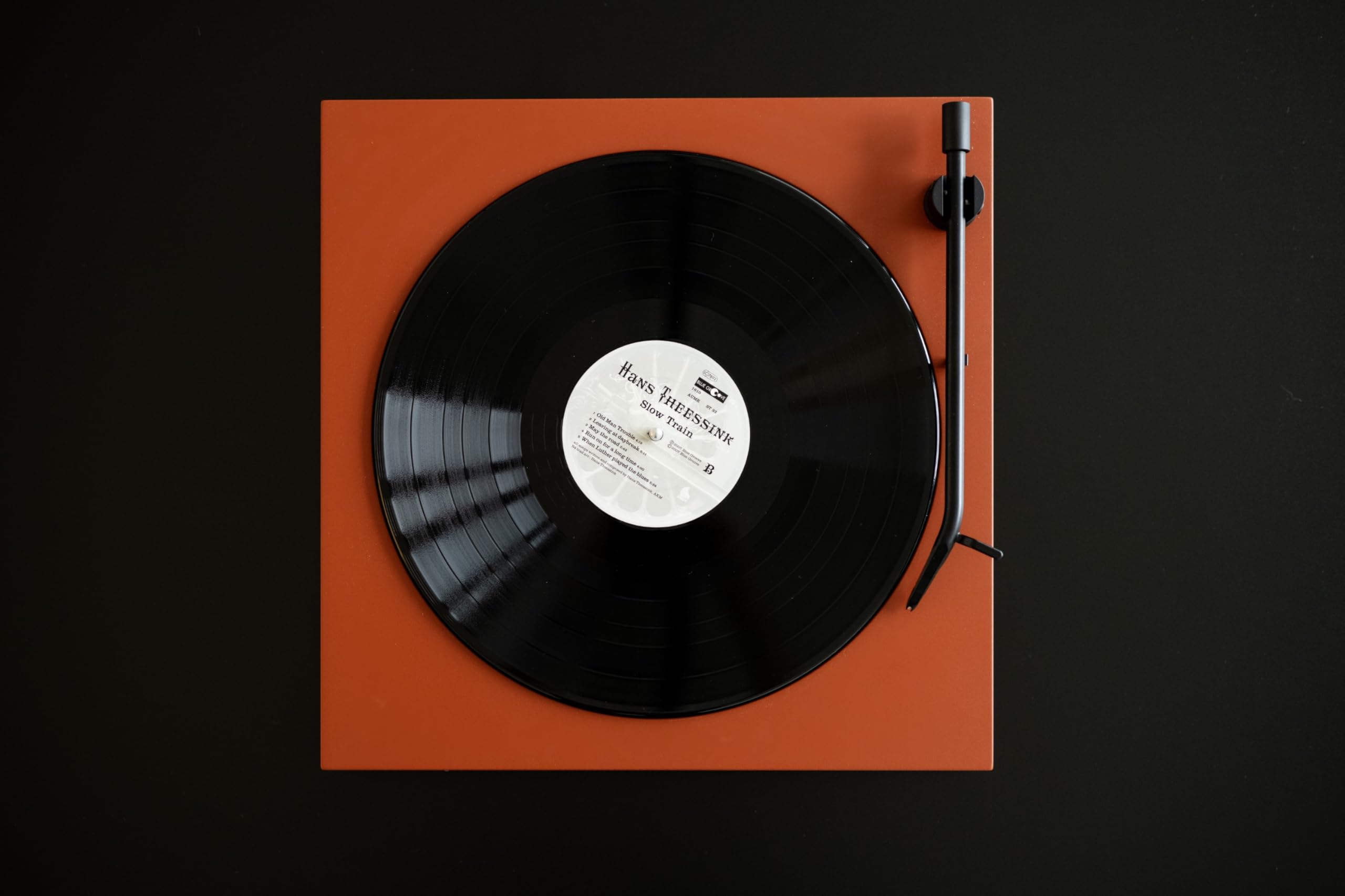 Tone Turntable - Giradischi minimalista con Bluetooth, preamplificatore phono integrato, braccio di alta qualità, trasmissione a cinghia, Tone Factory - Made in Europe (rosso)