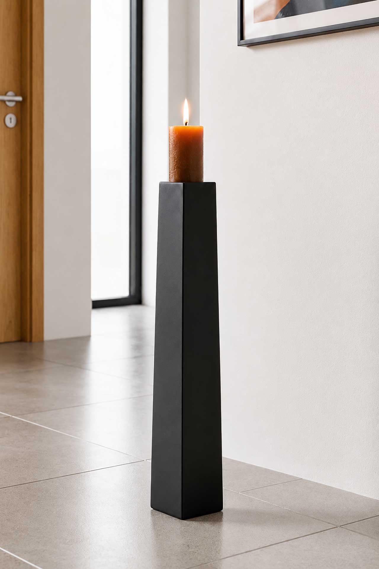 VIVANNO Kerzenhalter Kerzenständer Obelisk Schwarz Matt 80 cm Bodenvase | Deko Dekosäule aus Metall für Stumpenkerzen und Trockenblumen, inkl. abnehmbarer Platte, Maße 80x11x11 cm
