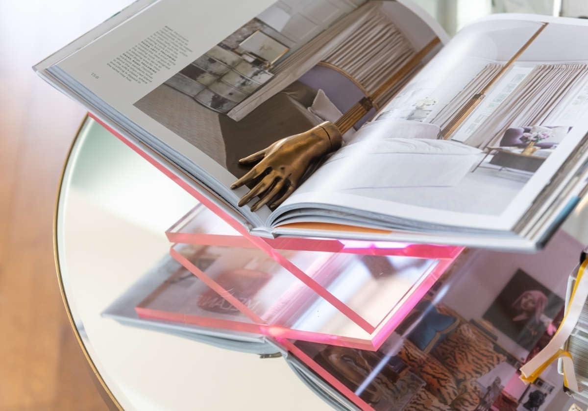 Alice Lane Lucite Galerie Book Display Stand – Elegant Acrylic Book Holder for Coffee Table Books, Magazines & Art Displays – Decorative Clear Book Stand for Home & Office Décor - Blush