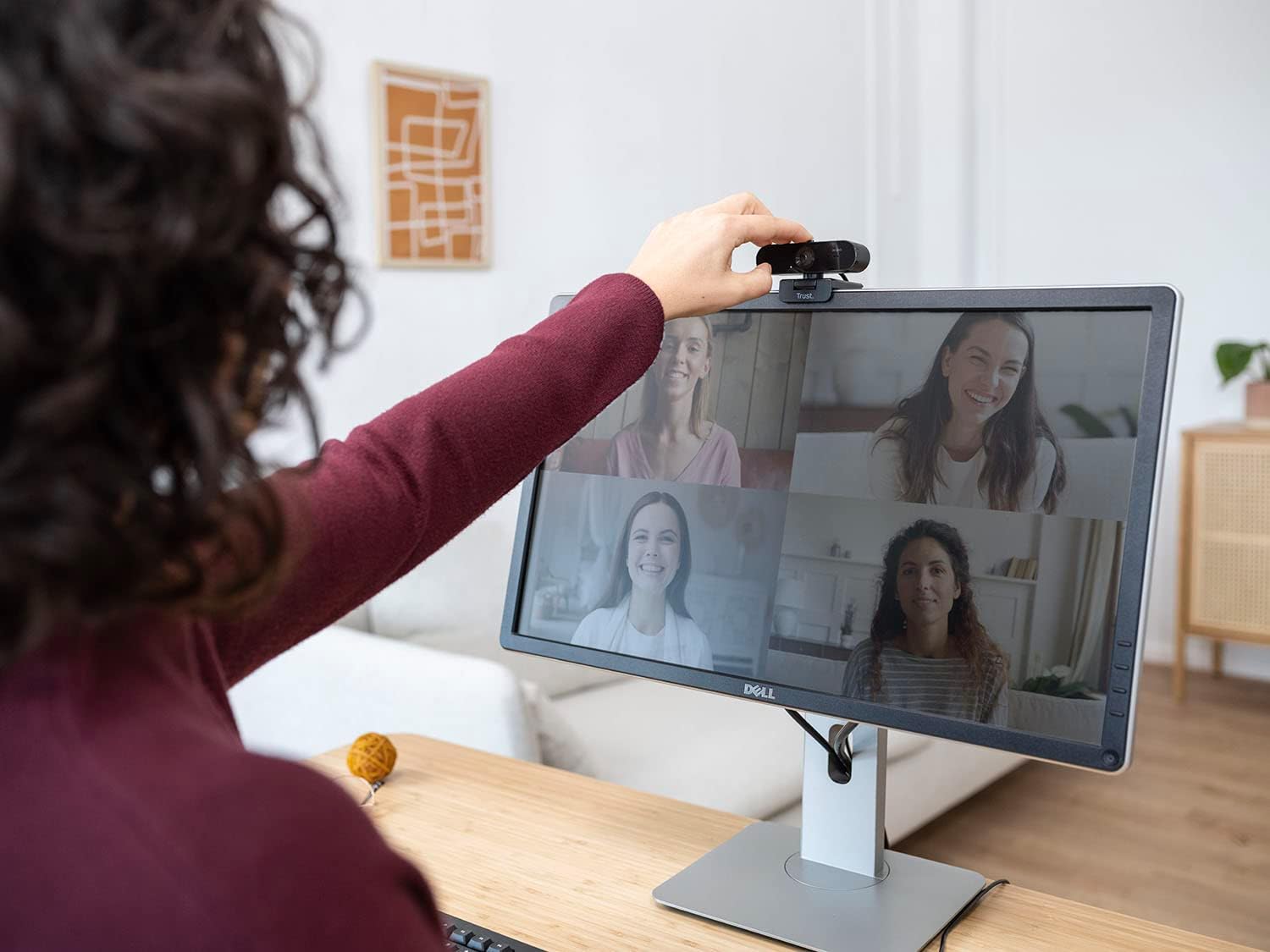 Trust Taxon 2K QHD Webcam placed on top of a monitor