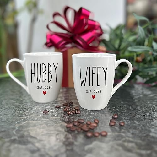 Miniatura 2 de Est 2024 Hubby & Wifey - Juego de 2 tazas de café, juego de tazas de novio para novia, regalo de boda, juego de tazas de café para parejas, juego de