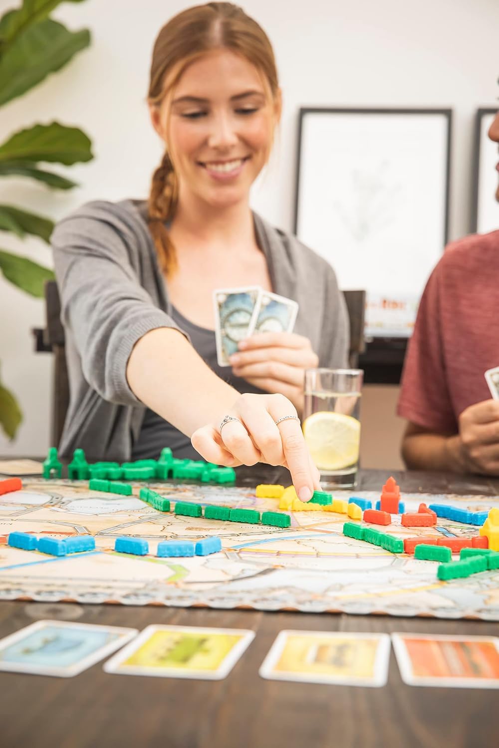 LES AVENTURIERS DU RAIL : EUROPE - Jeu de Base - Version Française - Unbox Now - Jeu de Société Famille pour Enfants dès 8 ans - 2 à 5 Joueurs - Jeu de Stratégie - Compatible Alexa - Days of Wonder