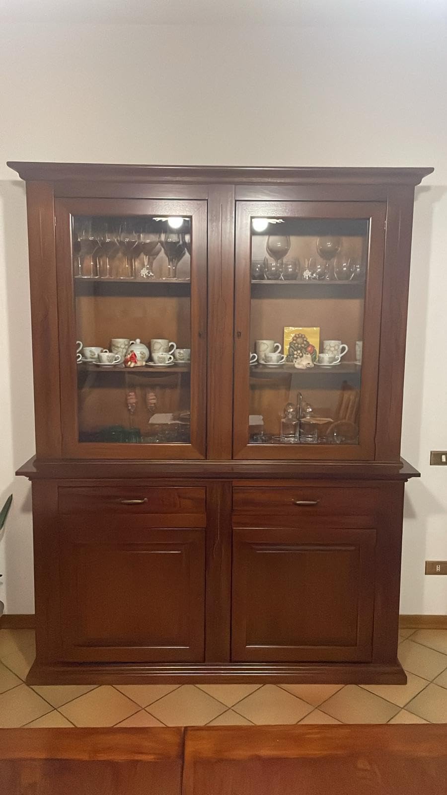 Mar.c.a. Design Vitrine, Art pauvre, structure bois massif de peuplier et MDF 2 portes en verre 4 tiroirs, couleur noyer foncé - Mis. 119 x 40 x 186 cm Mar.c.a. Design Vitrine, Art pauvre, structure bois massif de peuplier et MDF 2 portes en verre 4 tiroirs, couleur noyer foncé - Mis. 119 x 40 x 186 cm