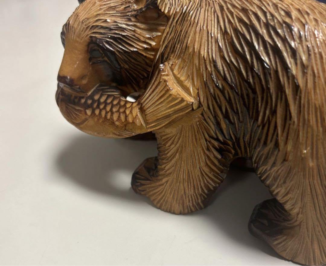 縁起物-木製クマ彫刻 鯉を咥えたデザイン Amazon.co.jp: くまの置物 熊 木彫り 北海道 縁起物 魚を咥えた熊 木