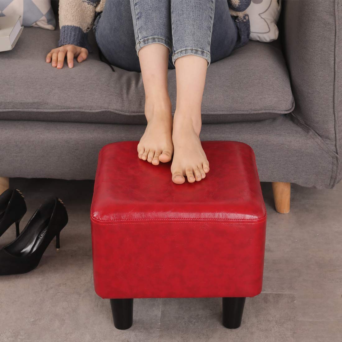 Repose-pieds en cuir synthétique rouge pour sublimer votre coin lecture
