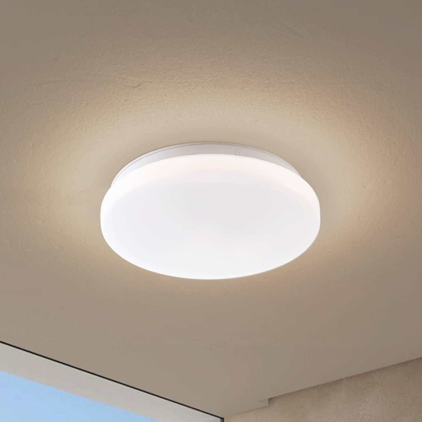 Lindby LED Deckenleuchten Kirkola mit Bewegungsmelder (spritzwassergeschützt in Weiß (1 flammig,) - Außenleuchte für Garten Terasse Balkon & Haus Deckenleuchte