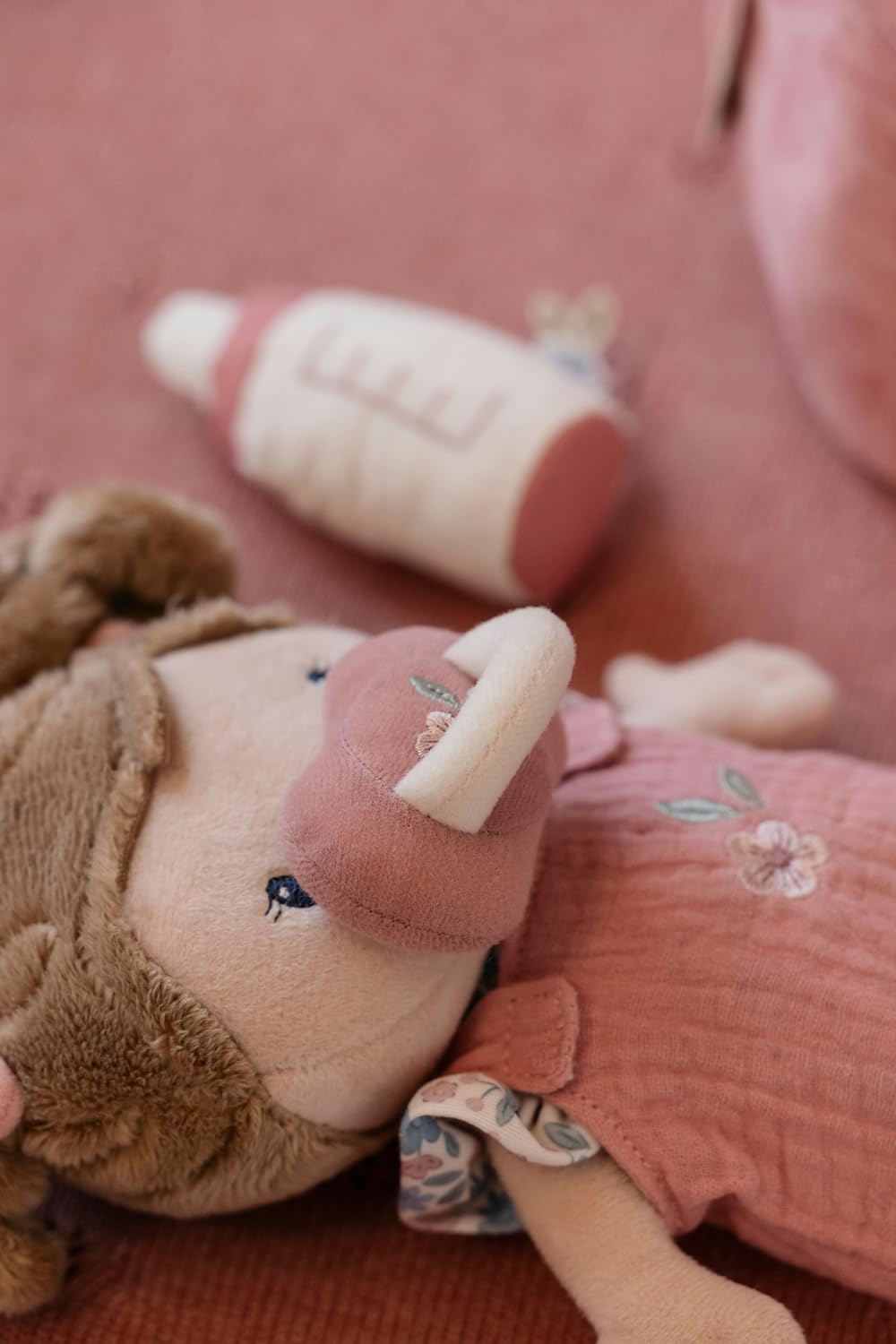 Little Dutch Stoffpuppe Babypuppe Rosa im Tragekorb - mit magnetischem Schnuller und Trinkflasche - inklusive viel Zubehör - für Mädchen ab 12 Monate